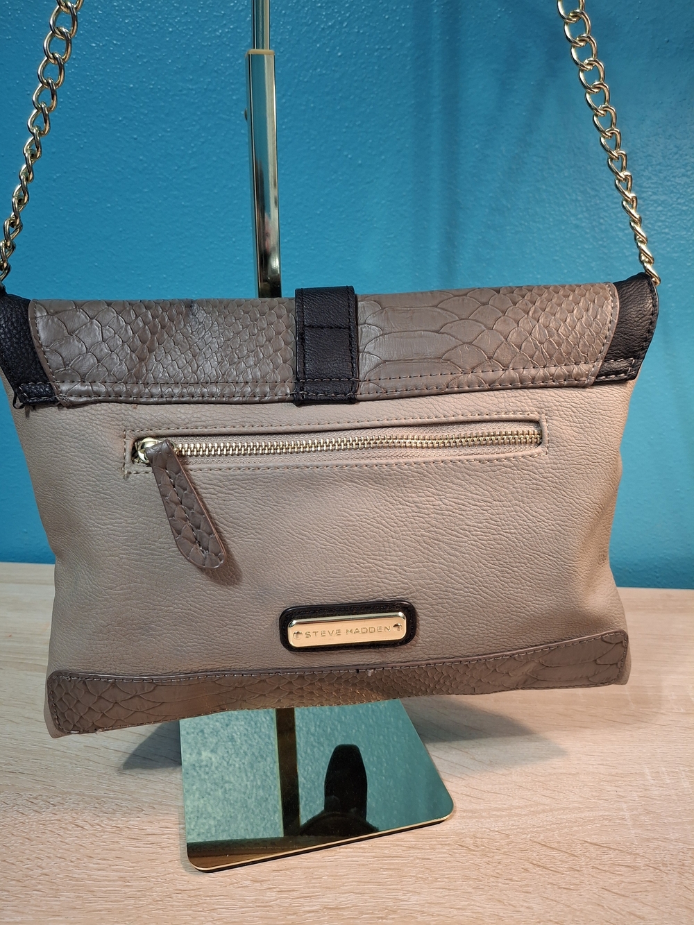 Steve Madden Taupe and Black Textured Envelope Crossbody with Gold Chain - Picture 4 of 10